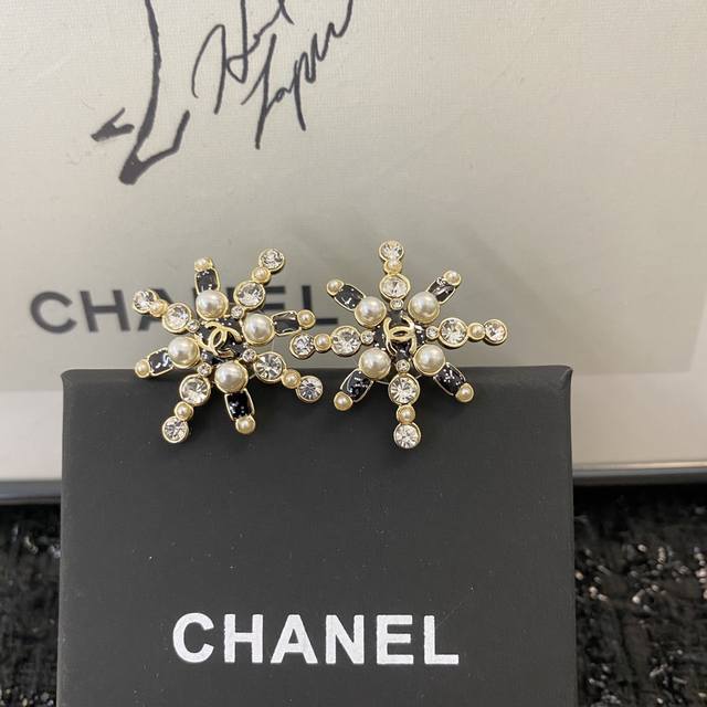 Today's New Arrival Code E310 Chanel-style earrings, a hot-selling item, now ava