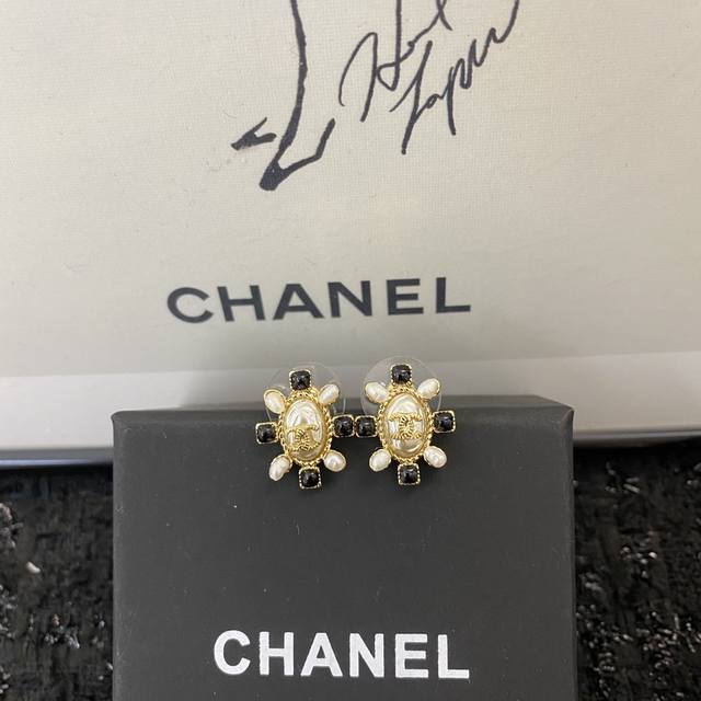 Code Ge331 Chanel's newest and hottest selling earrings. High-end quality, class