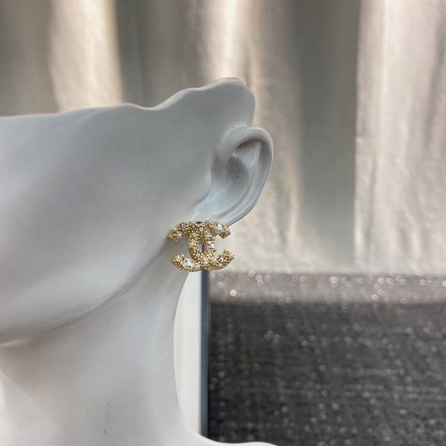Code Ge334 Chanel earrings, the latest style, just arrived at the boutique. Don'