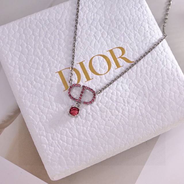 Dior's new necklace boasts the same quality as those in boutiques, made of rose