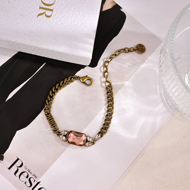 Dior's new retro bracelet, consistent with boutique quality, made of rose tin, v