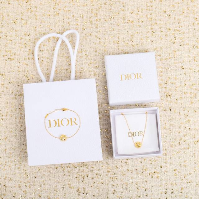 202902 We produce the Rose Des Vents Compass Necklace Zp20800+. We are the only