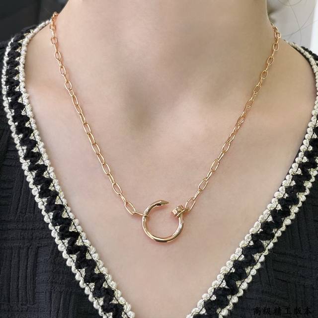 Cartier CNC chunky chain polished nail necklace in 18K gold. Crafted to the spec