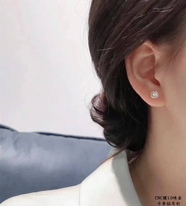 V-gold plated Cartier single diamond stud earrings, paired with original UFO ear