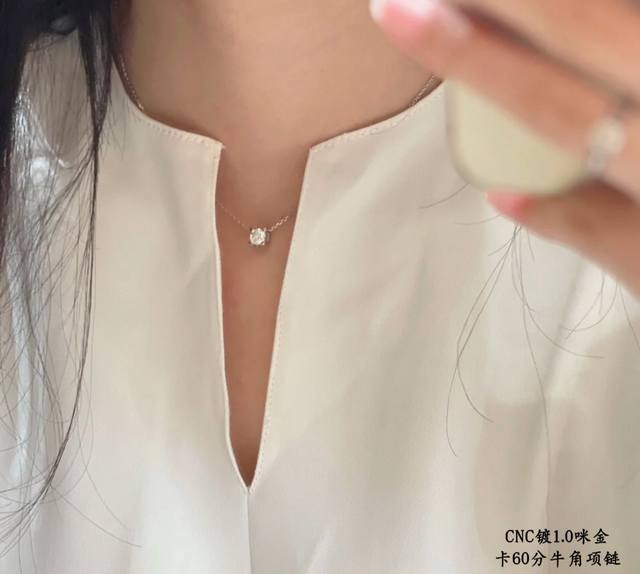 Cartier 60-point bull horn necklace, V gold plated with mithril, a classic Carti