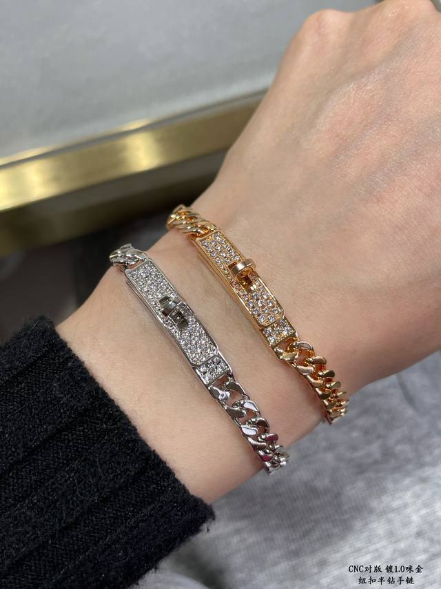 Thickened version in V gold. Hermes button bracelet, high-end craftsmanship, the