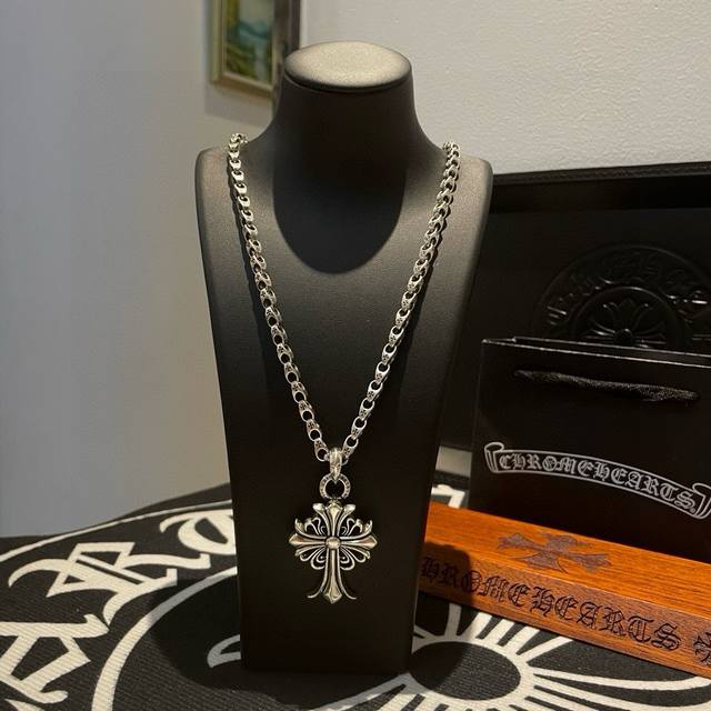 A popular item on Xiaohongshu and livestream, this Chrome Hearts classic retro c