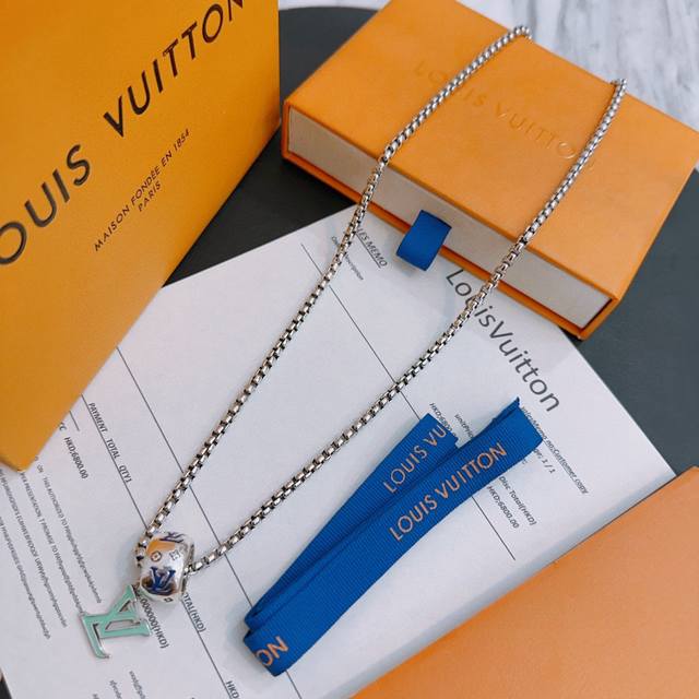 Louis Vuitton (LV) necklace, original single item, new boutique design, retro tr