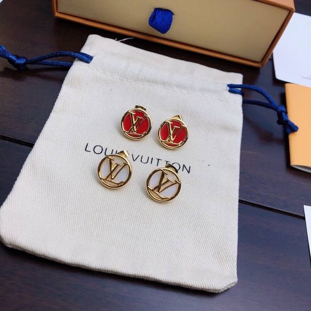 New LV limited edition natural white mother-of-pearl earrings, very eye-catching