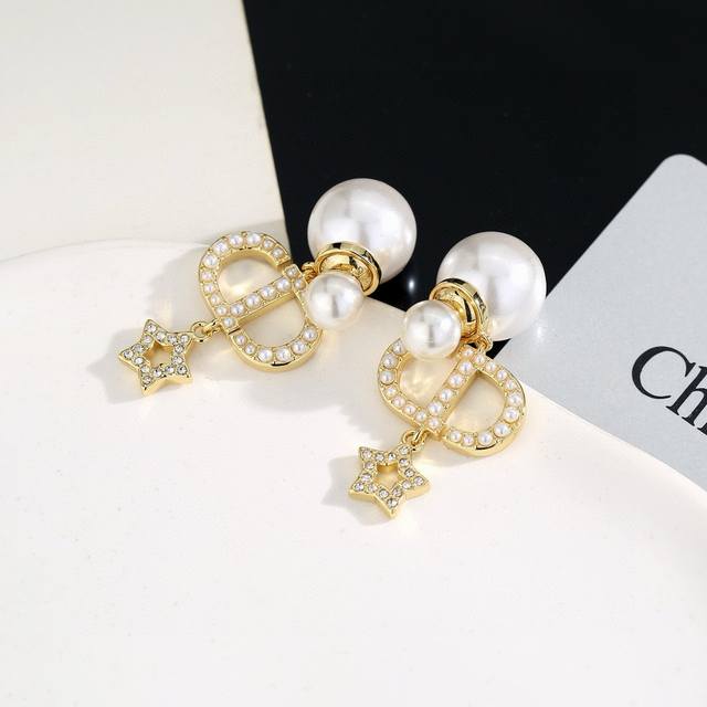 Dior's hot-selling new earrings, Cd letter pearl retro earrings, not your averag