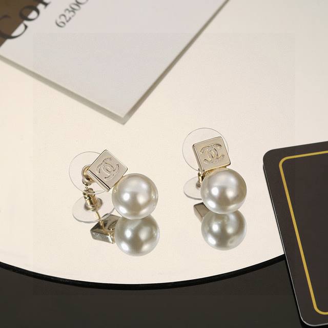 The more fashionable a woman is, the more she knows how to use accessories to ac