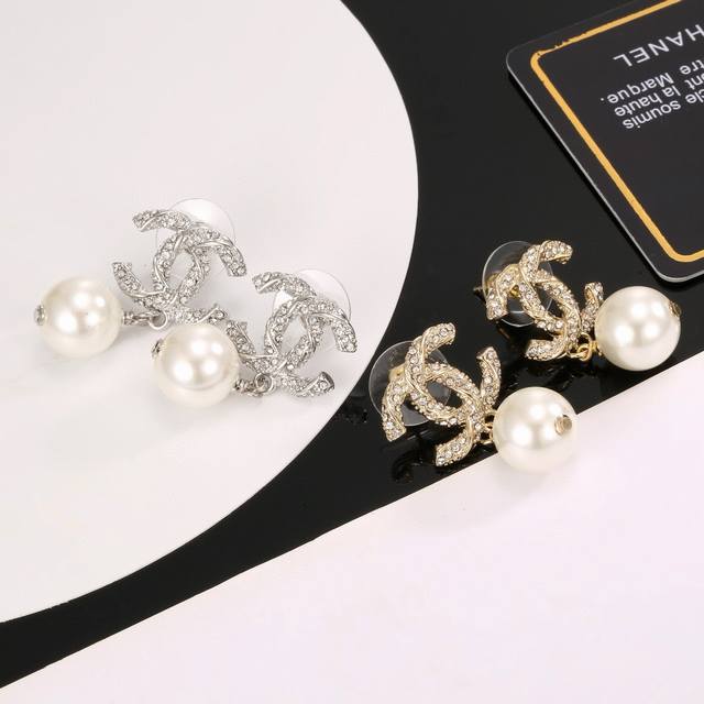 Chanel pearl stud earrings feature a simple yet stylish design. The perfect comb