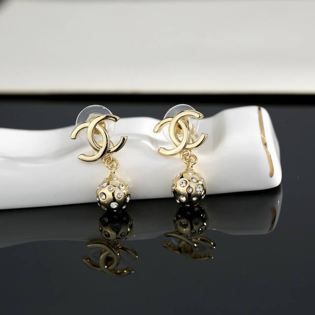Chanel's new stud earrings, more flattering to the face shape. The gold metal tr