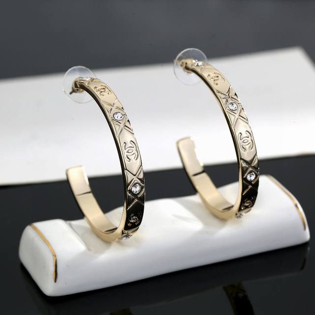 Chanel's new earrings, more flattering to the face shape. The gold metal trim gi