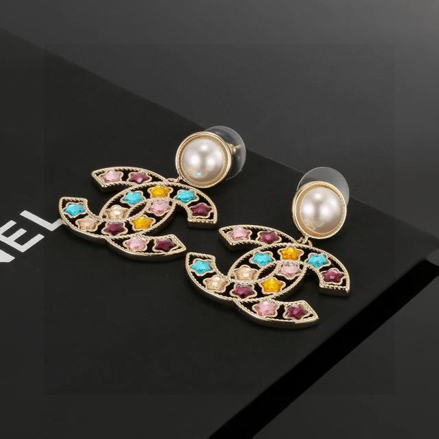Chanel Star Color Series earrings, more flattering to the face shape. The gold m