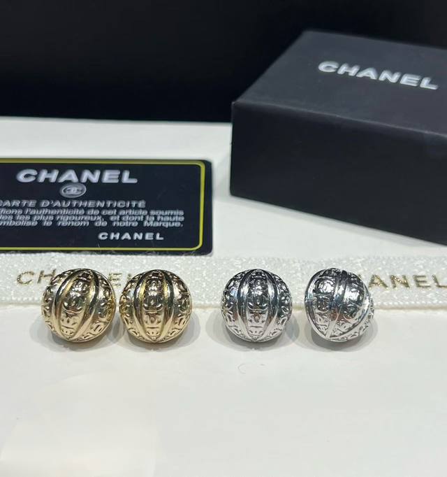 Ch Nel Xiang'er's exquisitely carved semi-spherical double C letter stud earring