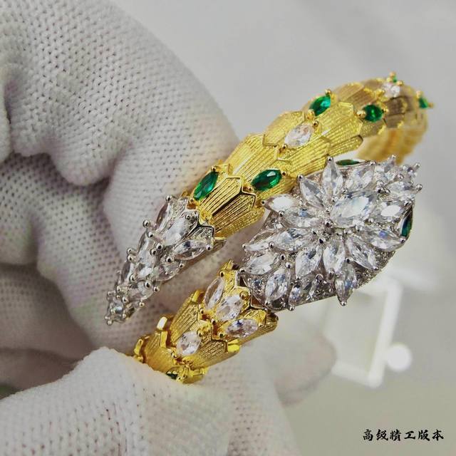 High-quality replica Bulgari large green-eyed princess snake bracelet, a fashion