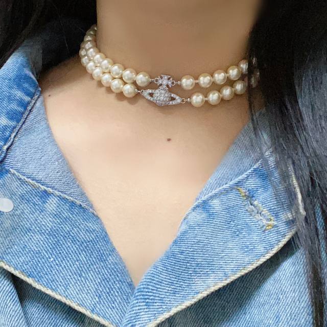 Vivienne Westwood Saturn Pearl Necklace. Elegant and sophisticated design, beaut