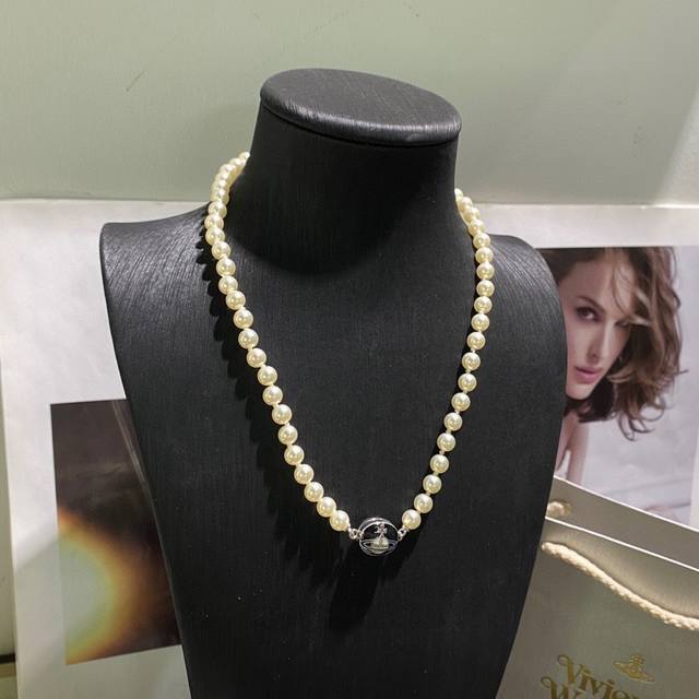 Vivienne Westwood Saturn Pearl Necklace: Elegant and sophisticated design, beaut