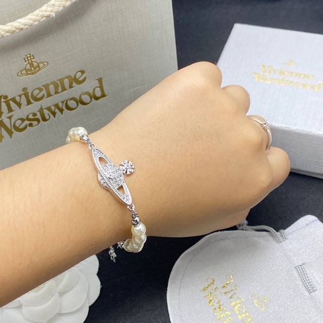 Vivienne Westwood Saturn Pearl Bracelet: Elegant and sophisticated design, beaut