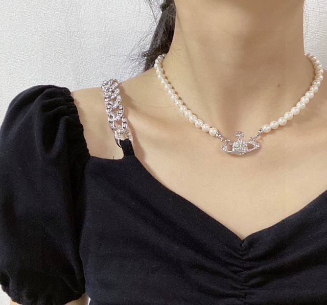 Vivienne Westwood Saturn Pearl Necklace: Elegant and sophisticated design, beaut