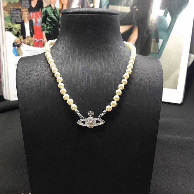 Vivienne Westwood Saturn Pearl Necklace: Elegant and sophisticated design, beaut