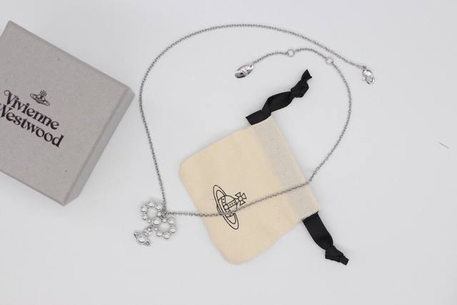 Vivienne Westwood Saturn Pearl Necklace: Elegant and sophisticated design, beaut