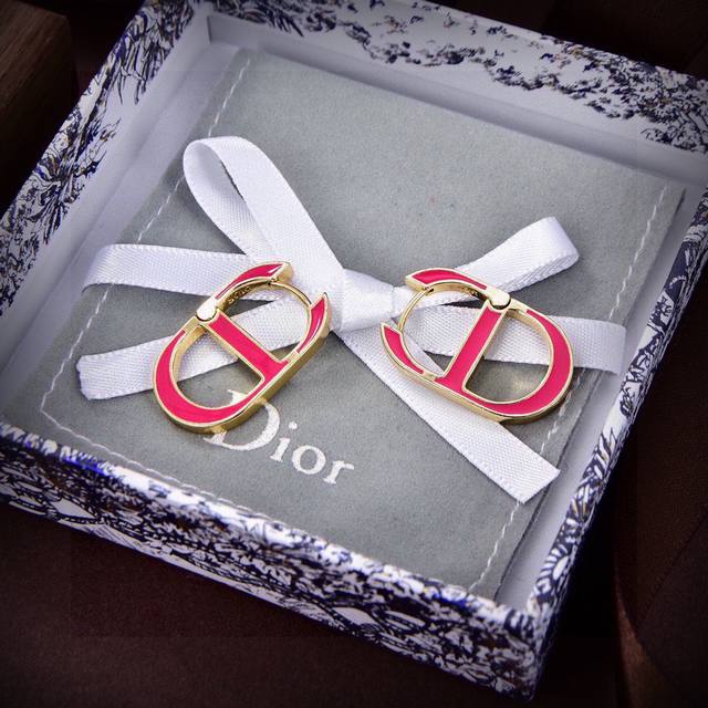 Dior's newest letter earrings, loved by top luxury brands, feature a metallic te