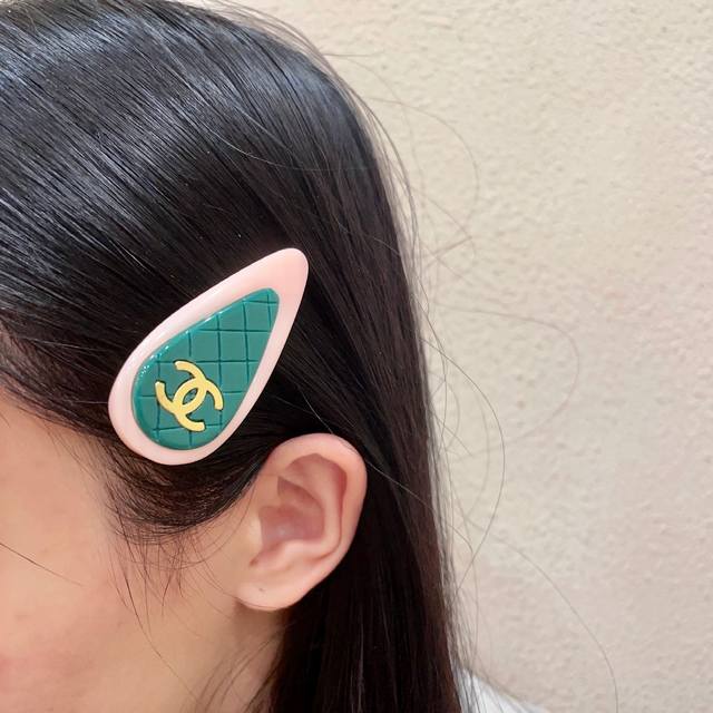 Chanel diamond-patterned double C hair clip Ddd