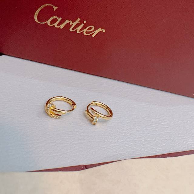 Cartier V gold earrings, in perfect condition with impeccable details. The uniqu