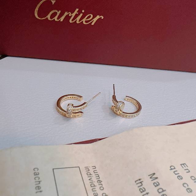 Cartier V gold earrings, in perfect condition with impeccable details. The uniqu