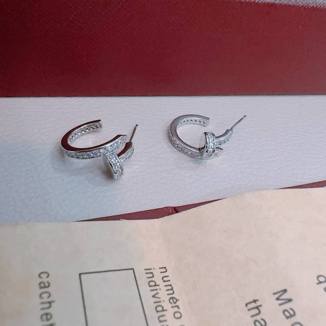 Cartier earrings in V gold, perfect condition, impeccable details, the unique co