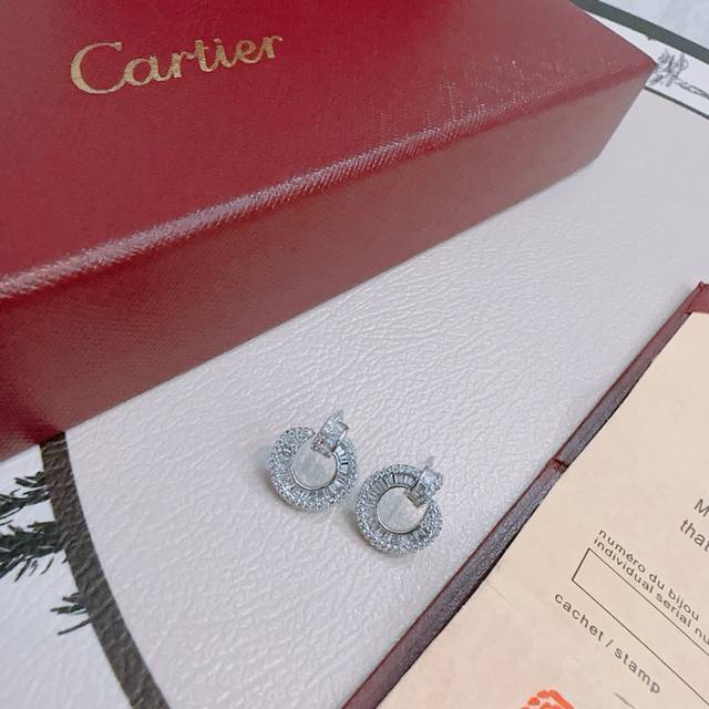 Cartier V gold earrings, in perfect condition with impeccable details. The uniqu