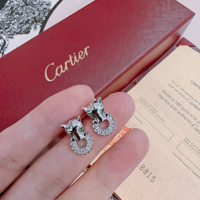 Cartier V gold earrings, in perfect condition with impeccable details. The uniqu