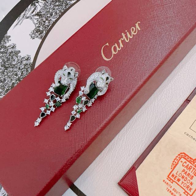 Cartier V gold earrings, in perfect condition with impeccable details. The uniqu
