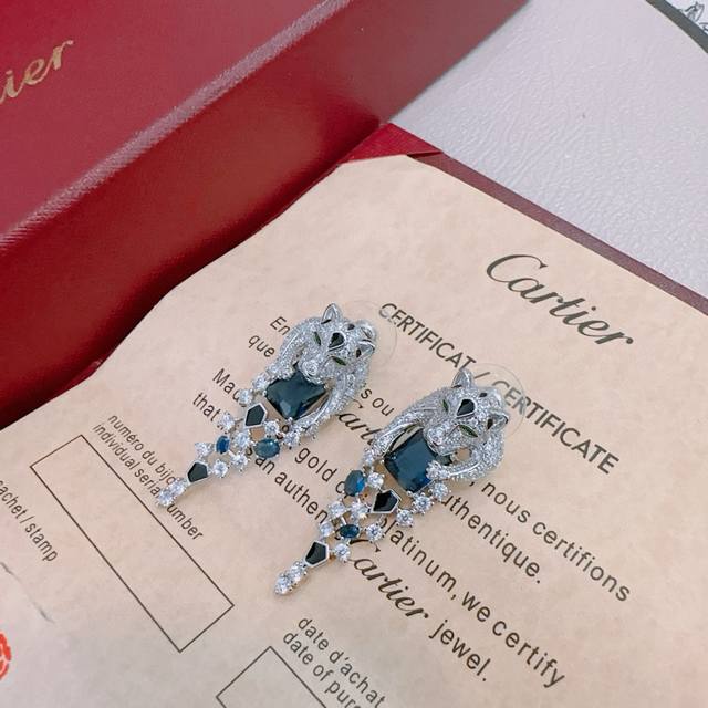 Cartier earrings in V gold, perfect condition, impeccable details, the unique co