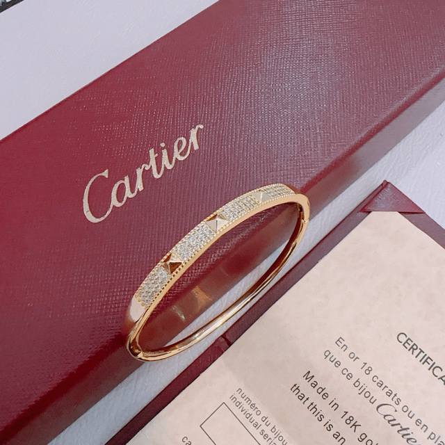 Cartier bracelet/bangle in V gold, perfect condition, impeccable details, and a