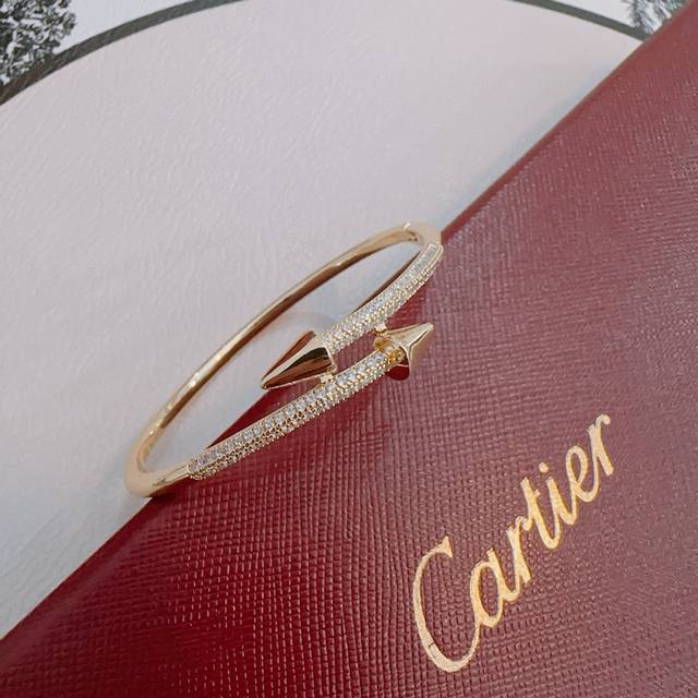 Cartier bracelet/bangle in V gold, perfect condition, impeccable details, the un