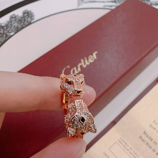 Cartier V gold ring, in perfect condition, with unparalleled details. The unique