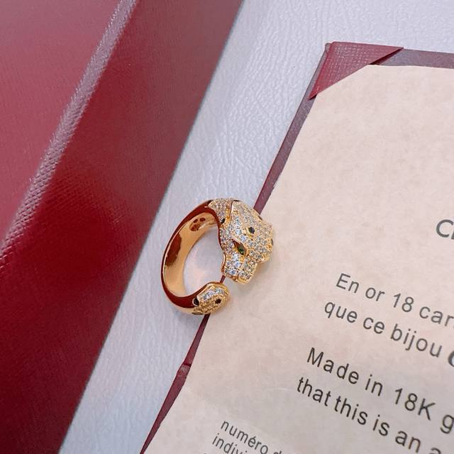 Cartier V gold ring, in perfect condition with impeccable details. The unique co