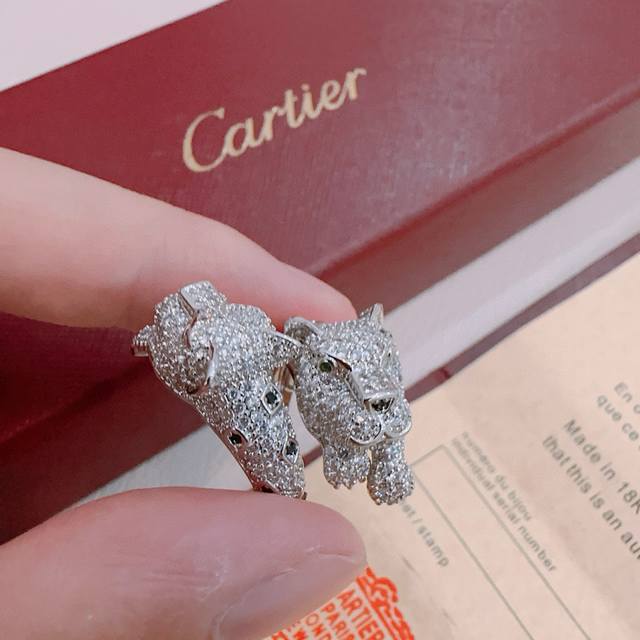 Cartier V gold ring, in perfect condition, with impeccable details. The unique c