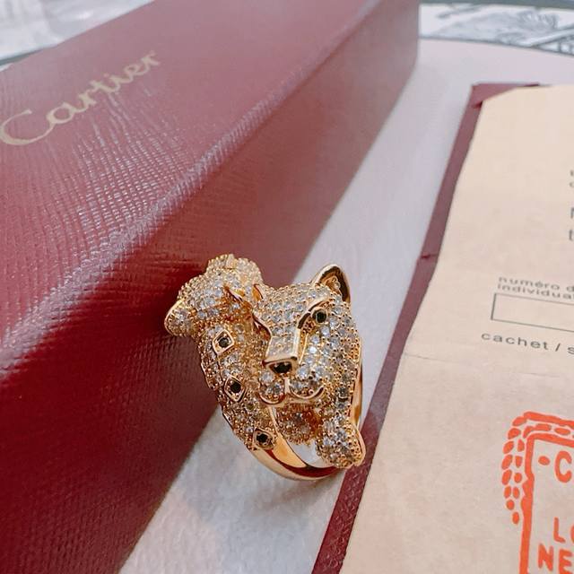 Cartier V gold ring, in perfect condition with impeccable details. The unique co
