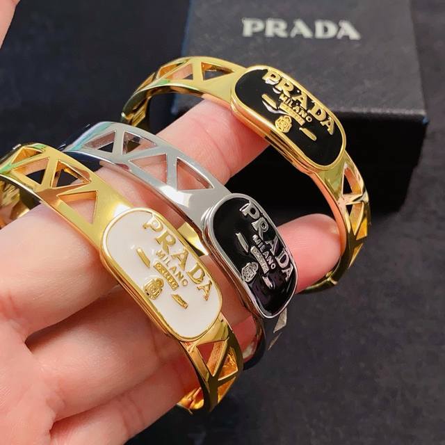 New Prada black and white unisex bracelet, super detailed and bling-bling, the c
