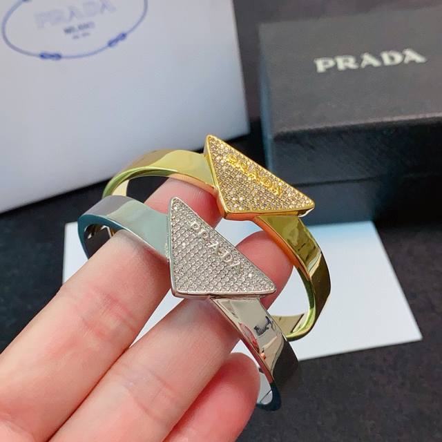 New Prada black and white triangle full diamond bracelet, super heavy-duty bling