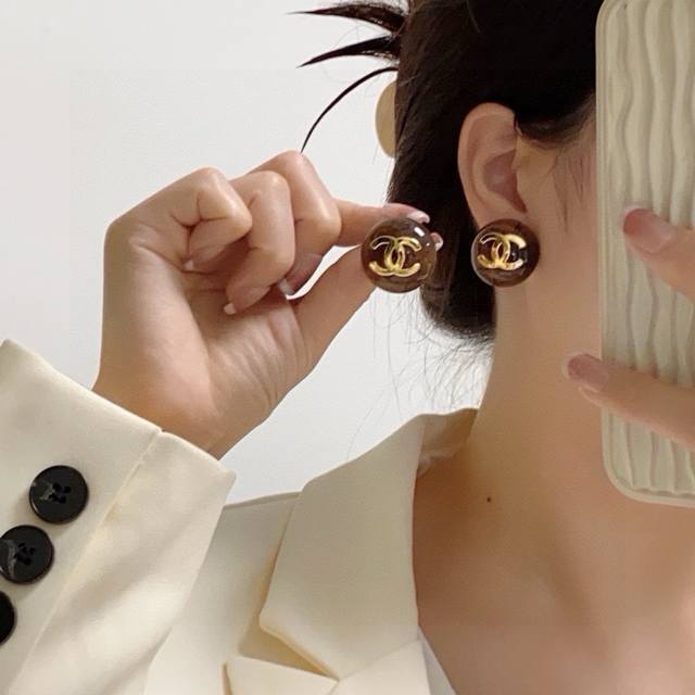 Chanel-style colorful brown stud earrings. Fashionistas on Xiaohongshu are all r