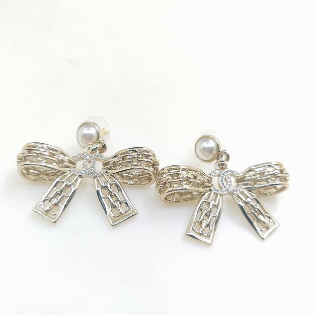 Ch*Nel Latest Light Gold Hollowed-out Bow Earrings, identical to Zp, made of bra