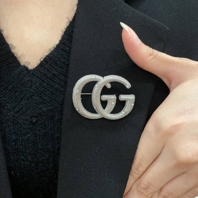 Gucci's new brooches are now available at boutiques. These brooches are the most