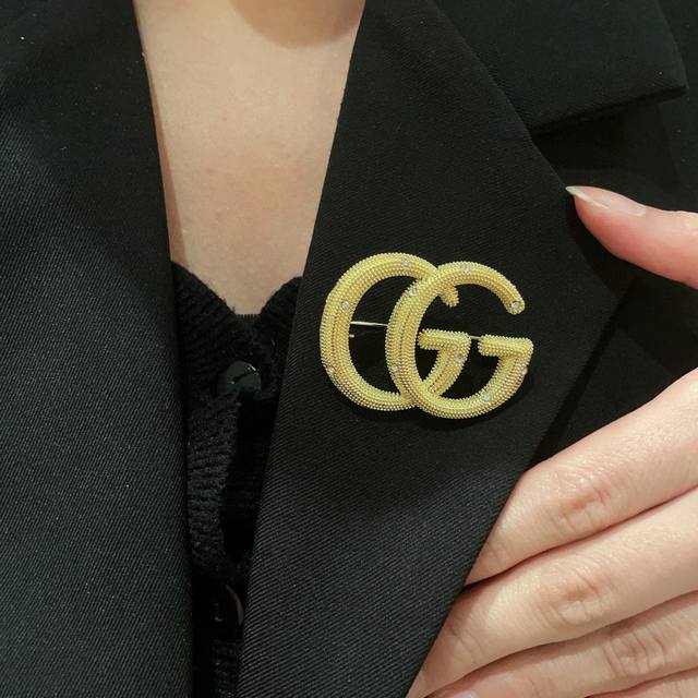 Gucci's new brooches are now available at boutiques, truly understanding women's