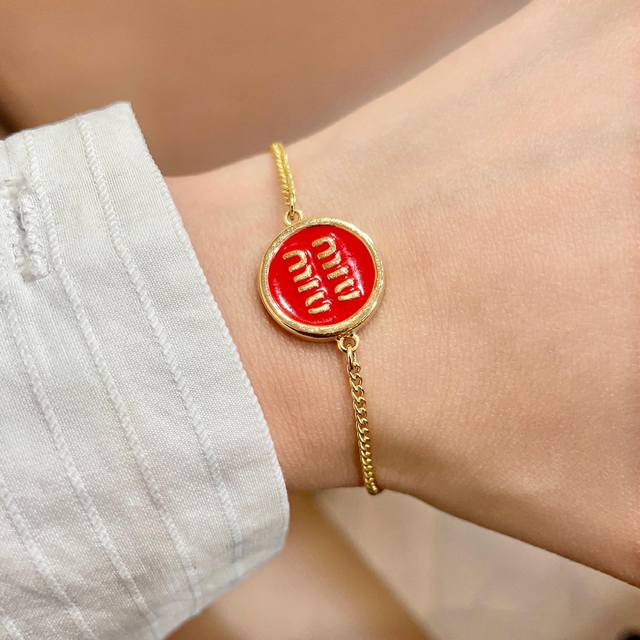 Zp Miumiu letter bracelet, elegant and sophisticated design, exquisite carving,