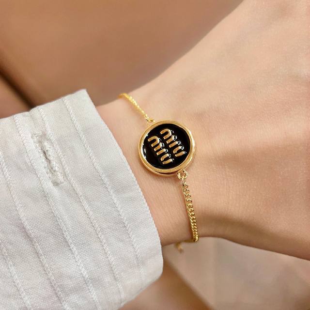 Zp Miumiu letter bracelet, elegant and sophisticated design, exquisite carving,